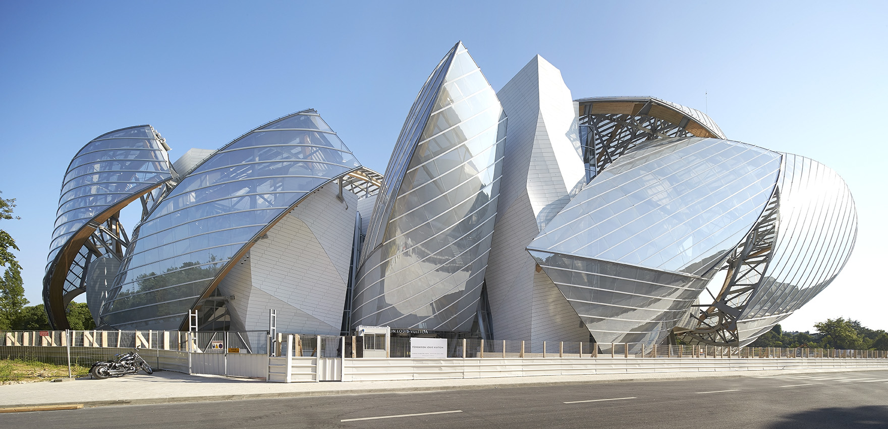 Gallery complex for the Louis Vuitton Corporate Foundation, in the